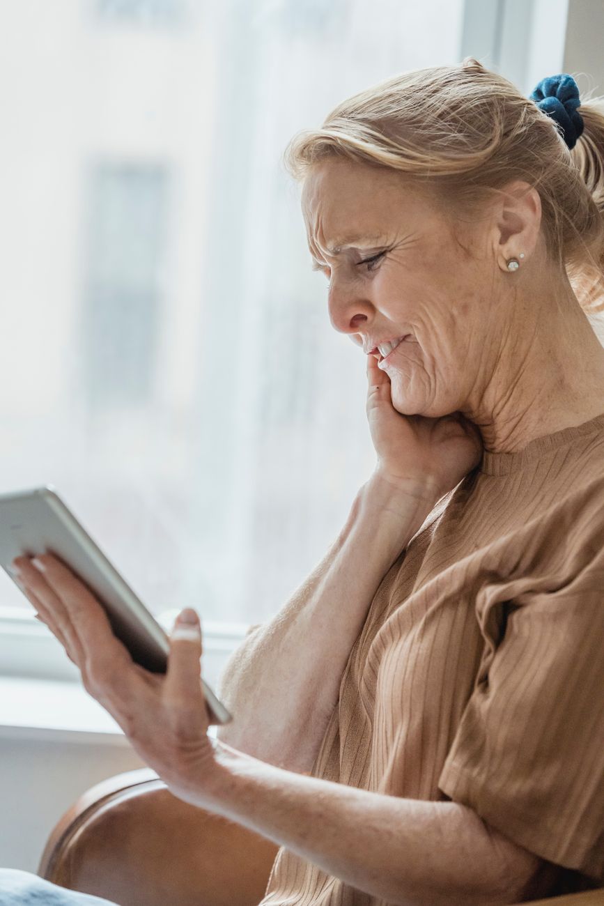 8 Ways to Make a Smartphone Easier to Use With Aging Hands and Eyes